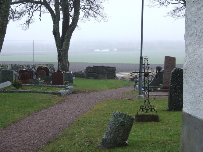 Kyrkogård, dimma och öppna landskap