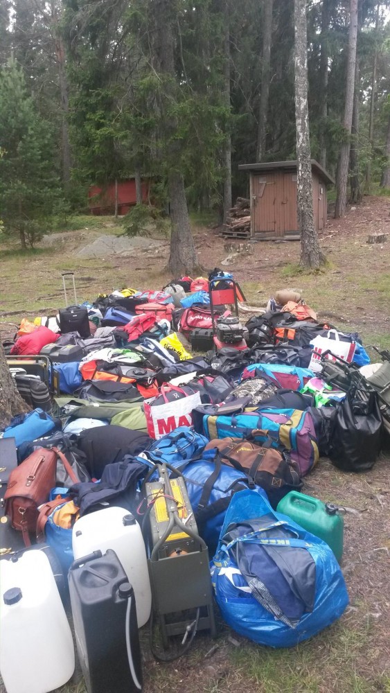 Funktionärernas packning inför ett av de årliga seglarlägren. Bild lånad från Ägnö seglarlägers facebooksida.