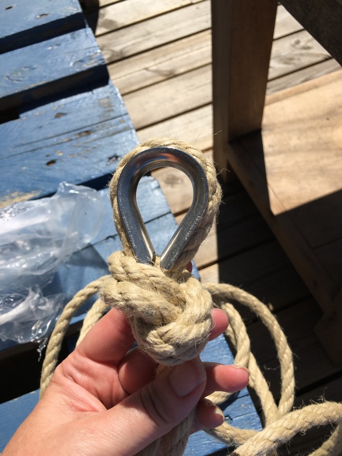 En enkel knut för att skapa en hängögla tillsammans med kauset för att minska slitage och ljud.